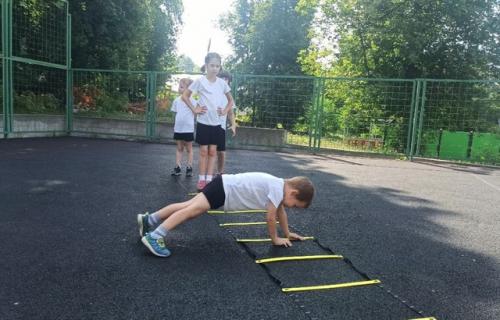 Координационная лестница - это тренажер, имитирующий плоскую горизонтальную лестницу. 01