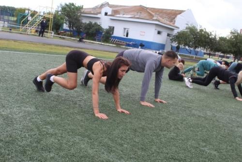 В Шарыпово полицейские и общественники Зарядку со Стражем Порядка провели. 04 В Шарыпово полицейские и общественники Зарядку со Стражем Порядка провели. 04