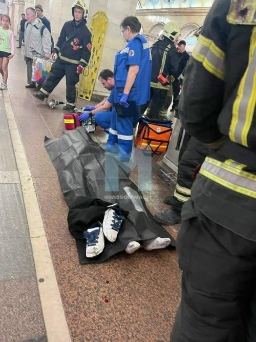 На станции метро 