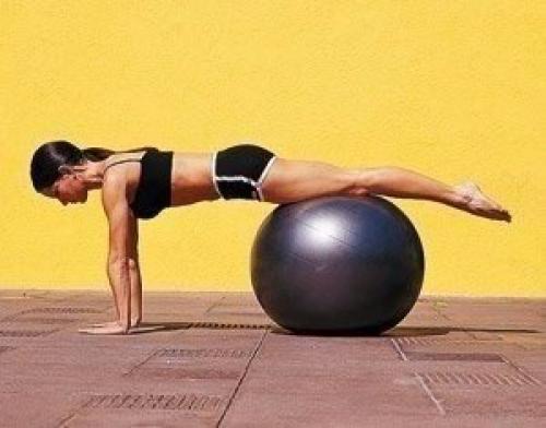 Пилатес с мячом. Пилатес на мяче.