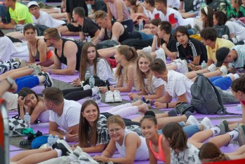 Постоять в планке и попасть в книгу рекордов России москвичам предложил 31-летний спортивный блогер Алексей столяров. 02