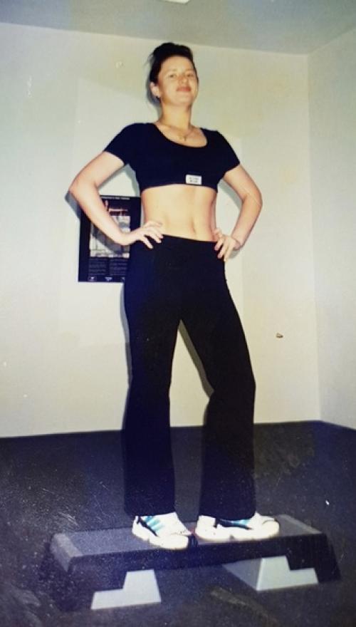 Вчера при домашней уборке наткнулась на альбомы с фотографиями уселась на пол посередине холла и вдоволь насмотрелась на знакомые лица. 01