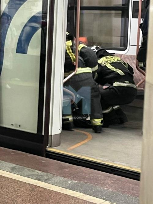 На станции метро Комсомольская девушка под прибывающий поезд упала. 01