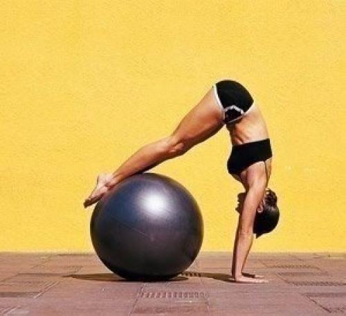 Пилатес с мячом. Пилатес на мяче.