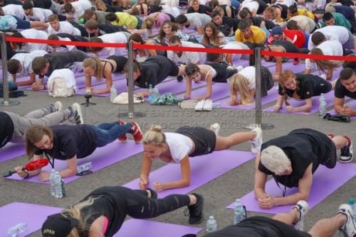 Постоять в планке и попасть в книгу рекордов России москвичам предложил 31-летний спортивный блогер Алексей столяров. 03