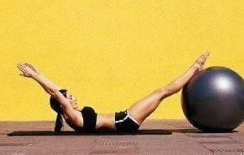 Пилатес с мячом. Пилатес на мяче.