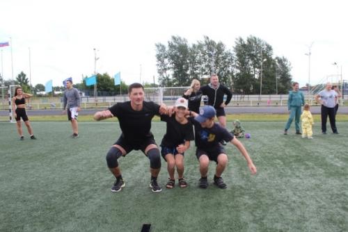 В Шарыпово полицейские и общественники Зарядку со Стражем Порядка провели. 01 В Шарыпово полицейские и общественники Зарядку со Стражем Порядка провели. 01