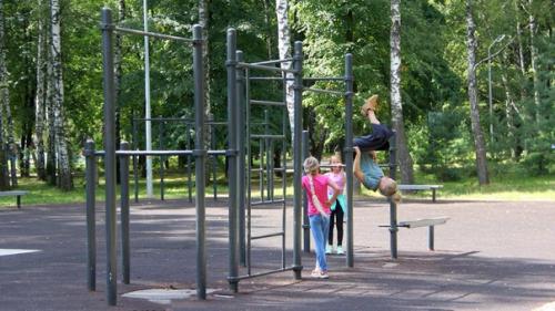 Турники, брусья и уличные тренажеры: в каких городских зонах отдыха оборудованы современные спортивные площадки. 02 Турники, брусья и уличные тренажеры: в каких городских зонах отдыха оборудованы современные спортивные площадки. 02