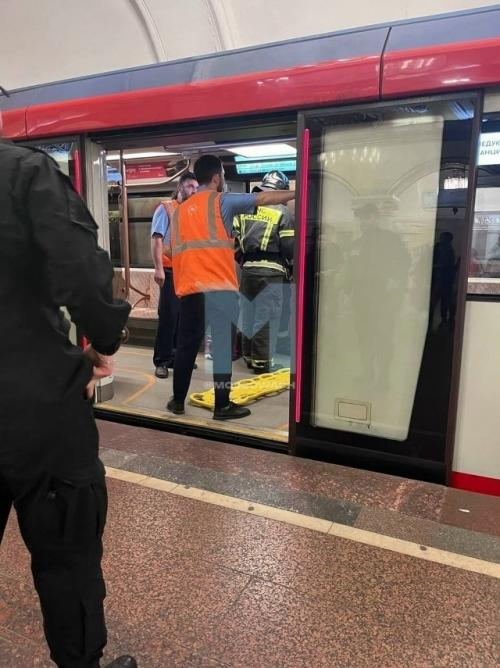 На станции метро Комсомольская девушка под прибывающий поезд упала. 02