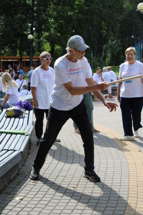 Для клинских долголетов прошел физкультфест в Сестрорецком парке. 02