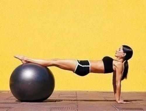 Пилатес с мячом. Пилатес на мяче.