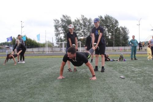 В Шарыпово полицейские и общественники Зарядку со Стражем Порядка провели. 05 В Шарыпово полицейские и общественники Зарядку со Стражем Порядка провели. 05