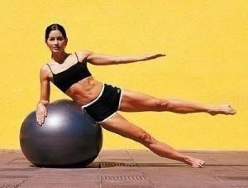 Пилатес с мячом. Пилатес на мяче.