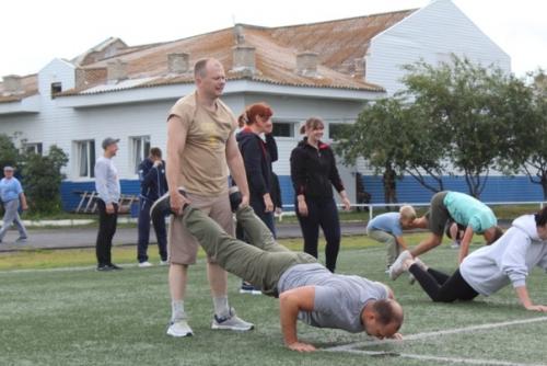 В Шарыпово полицейские и общественники Зарядку со Стражем Порядка провели. 06 В Шарыпово полицейские и общественники Зарядку со Стражем Порядка провели. 06