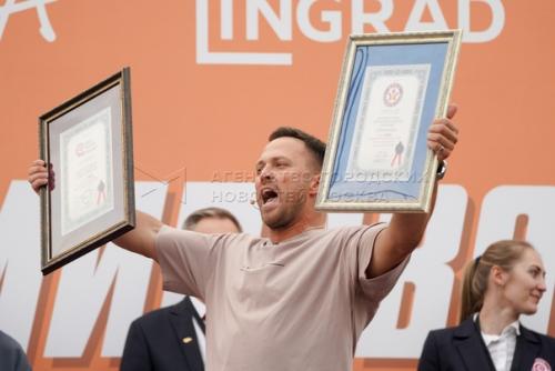 Постоять в планке и попасть в книгу рекордов России москвичам предложил 31-летний спортивный блогер Алексей столяров. 01