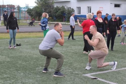 В Шарыпово полицейские и общественники Зарядку со Стражем Порядка провели. 02 В Шарыпово полицейские и общественники Зарядку со Стражем Порядка провели. 02