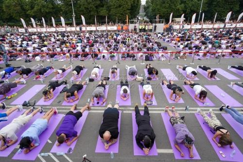 Постоять в планке и попасть в книгу рекордов России москвичам предложил 31-летний спортивный блогер Алексей столяров. 04