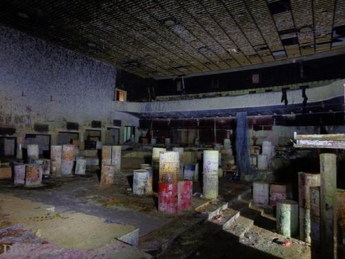 Еще один типовой ленинградский кинотеатр к сносу готовится. 08