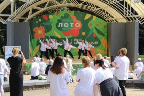 Для клинских долголетов прошел физкультфест в Сестрорецком парке. 01