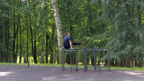 Турники, брусья и уличные тренажеры: в каких городских зонах отдыха оборудованы современные спортивные площадки. 04 Турники, брусья и уличные тренажеры: в каких городских зонах отдыха оборудованы современные спортивные площадки. 04