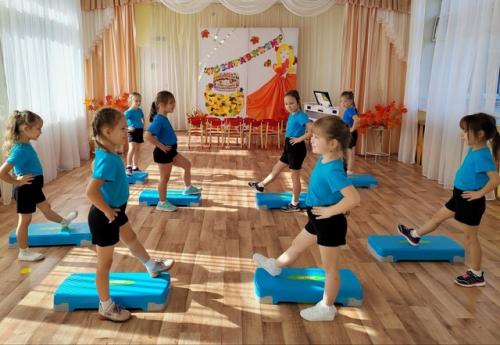 Степ - аэробика - это ритмичное движение вверх-вниз по специальной платформе с добавлением движений различными частями тела (головой, руками. 01