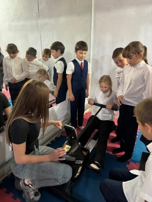 30 сентября для ребят 3 в класса была организована экскурсия в фитнес-клуб, где тренер Анастасия провела увлекательную экскурсию. 03