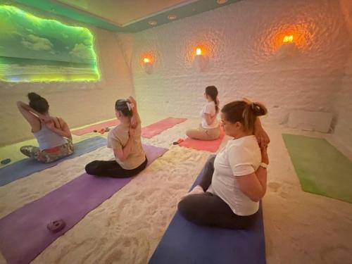 Вчера невероятно круто позанимались в соляной пещере с девчонками. 01