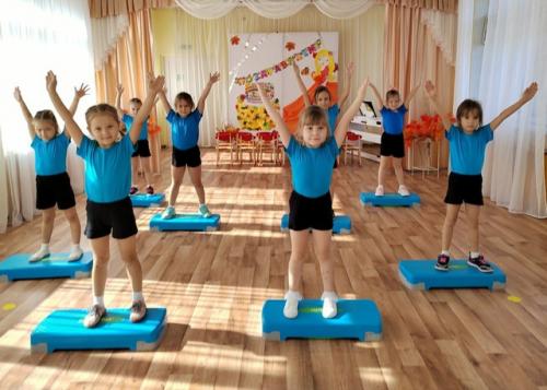 Степ - аэробика - это ритмичное движение вверх-вниз по специальной платформе с добавлением движений различными частями тела (головой, руками. 03