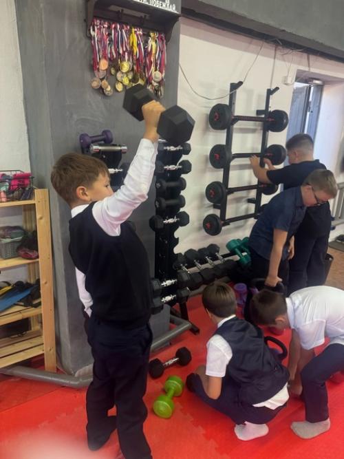30 сентября для ребят 3 в класса была организована экскурсия в фитнес-клуб, где тренер Анастасия провела увлекательную экскурсию. 05
