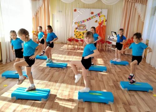 Степ - аэробика - это ритмичное движение вверх-вниз по специальной платформе с добавлением движений различными частями тела (головой, руками. 02