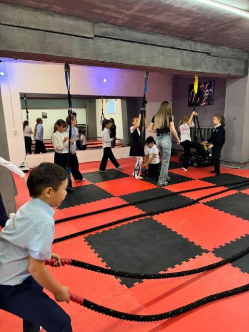 30 сентября для ребят 3 в класса была организована экскурсия в фитнес-клуб, где тренер Анастасия провела увлекательную экскурсию. 04