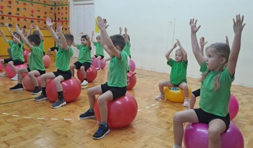 Знаете ли вы, что одним из самых любимых занятий в нашем детском саду, по праву считается детский фитнес с использованием фитболов! 05