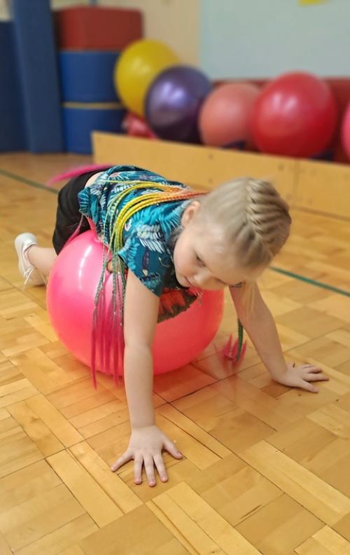 Знаете ли вы, что одним из самых любимых занятий в нашем детском саду, по праву считается детский фитнес с использованием фитболов! 04