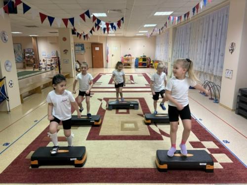 Кружок Детский Фитнес - это не просто занятия физкультурой, а увлекательное путешествие в мир движения под ритмичную музыку. 02