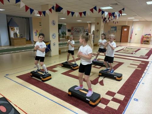 Кружок Детский Фитнес - это не просто занятия физкультурой, а увлекательное путешествие в мир движения под ритмичную музыку. 03