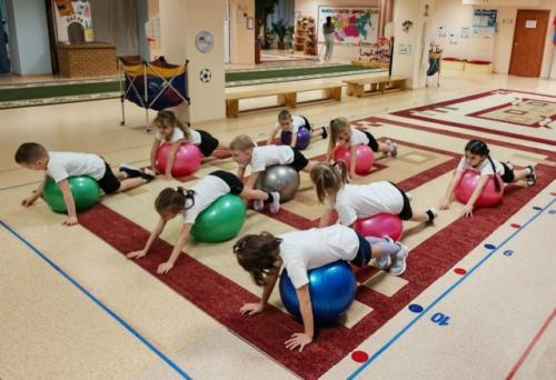 Кружок Детский Фитнес - это не просто занятия физкультурой, а увлекательное путешествие в мир движения под ритмичную музыку. 06