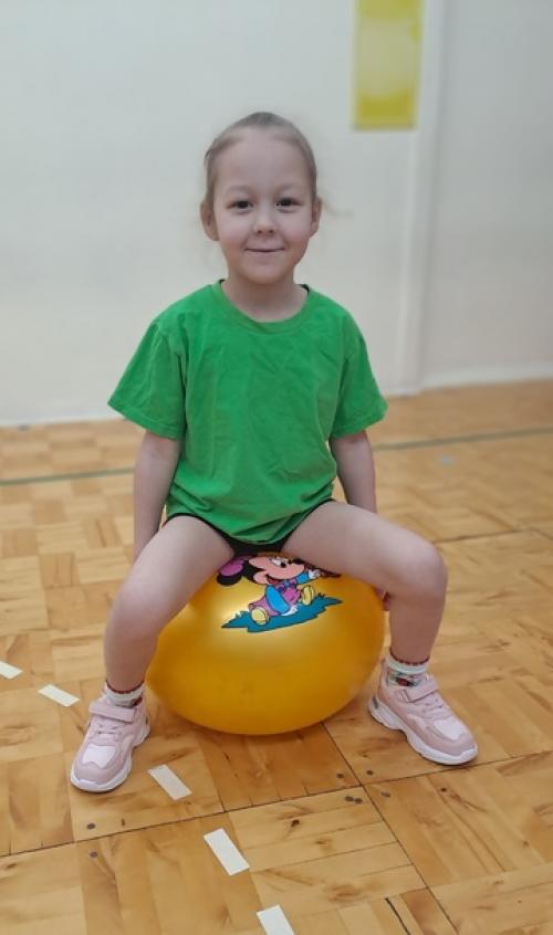 Знаете ли вы, что одним из самых любимых занятий в нашем детском саду, по праву считается детский фитнес с использованием фитболов! 08