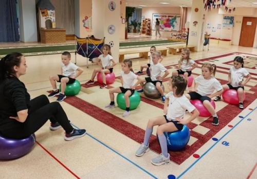 Кружок Детский Фитнес - это не просто занятия физкультурой, а увлекательное путешествие в мир движения под ритмичную музыку. 04