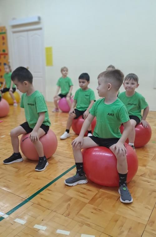 Знаете ли вы, что одним из самых любимых занятий в нашем детском саду, по праву считается детский фитнес с использованием фитболов! 07
