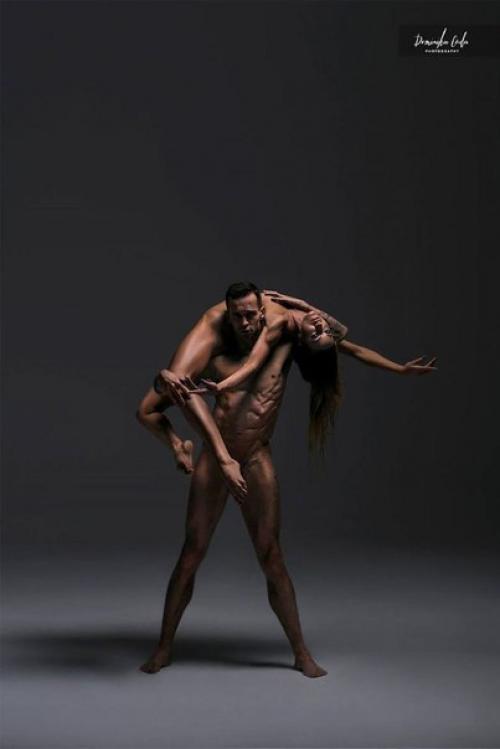 Бывшая биатлонистка и ныне фотограф из Польши Доминика цуда создала календарь с изображением обнажённых спортсменов. 05