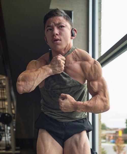 Этому парню 15 лет его зовут тристин ли, и он не пропускает ни одной тренировки. 03