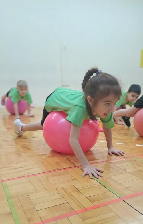 Знаете ли вы, что одним из самых любимых занятий в нашем детском саду, по праву считается детский фитнес с использованием фитболов! 09