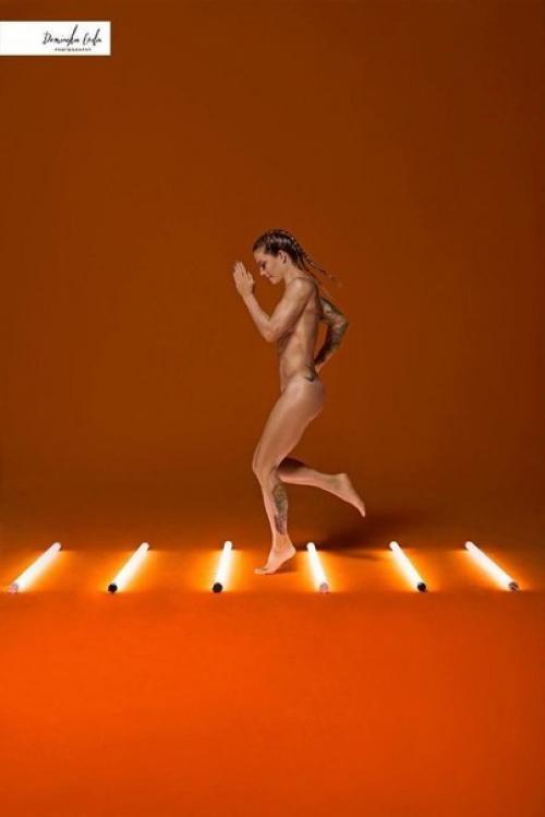 Бывшая биатлонистка и ныне фотограф из Польши Доминика цуда создала календарь с изображением обнажённых спортсменов. 04