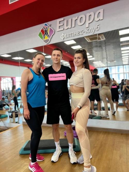 Как наши тренеры на тренировках тренировались, тренировались и не вытренировались (повторить быстро и 5 раз). 02