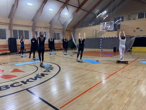 Тренировки по фитнесу обычно начинаются со степ - аэробики. 02