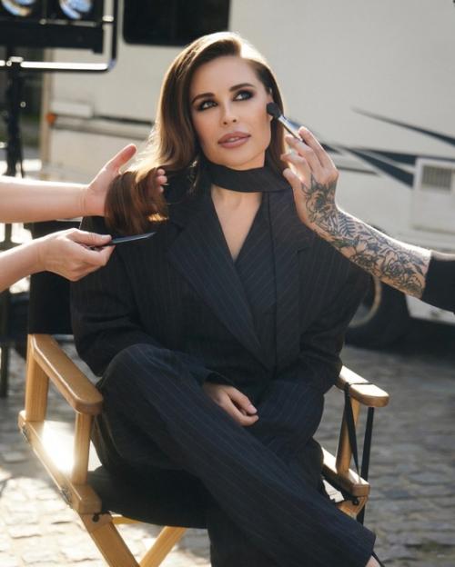 Звезде Уральских Пельменей Юлии Михалковой исполнился 41 год, и она выглядит отлично. 03