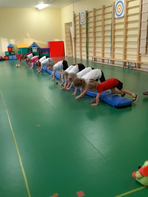 Уважаемые родители!  Вчера состоялось первое занятие в нашей Радужной фитнес группе! 01