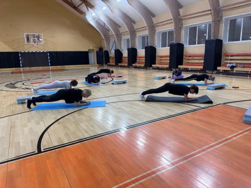 Тренировки по фитнесу обычно начинаются со степ - аэробики. 03