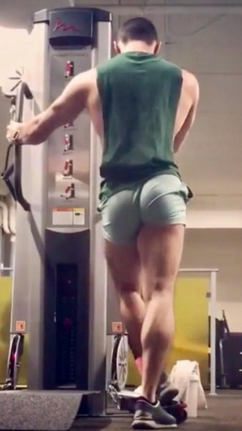 Парни, а кто сталкивался с такой проблемой: фитнес - инструктор настолько горяч, что невозможно сосредоточится на тренировке. 01