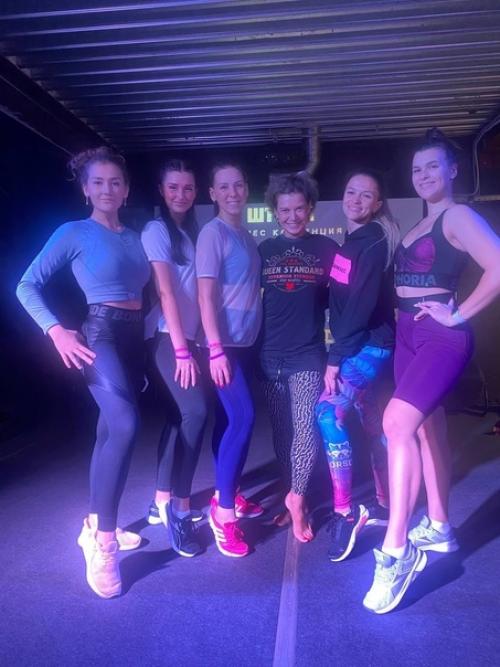 Как наши тренеры на тренировках тренировались, тренировались и не вытренировались (повторить быстро и 5 раз). 01